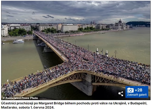 lide pochoduji po moste Margaret bridge